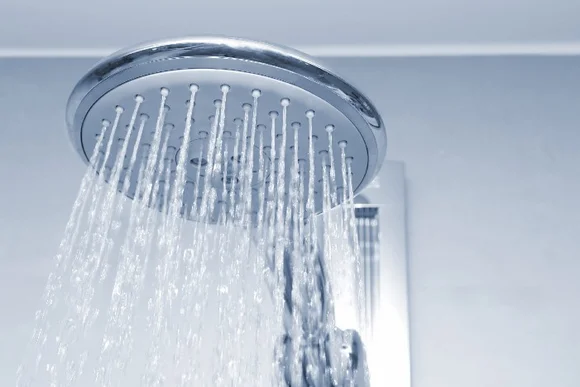 Duschkopf mit herunterlaufendem Wasser